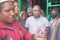 Potongan karet plastik yang ditemukan dalam minuman Pop Ice oleh dr. Selvius Ukago di Pasar Waghete, Deiyai, Papua Tengah.
