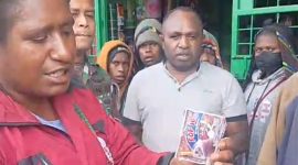 Potongan karet plastik yang ditemukan dalam minuman Pop Ice oleh dr. Selvius Ukago di Pasar Waghete, Deiyai, Papua Tengah.