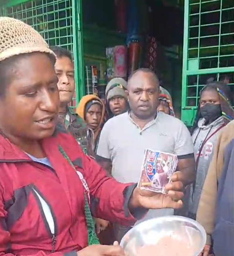 Potongan karet plastik yang ditemukan dalam minuman Pop Ice oleh dr. Selvius Ukago di Pasar Waghete, Deiyai, Papua Tengah.