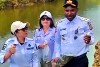 Bupati Paniai, Yanpit Nawipa, secara simbolis melepas bibit ikan ke Kali Weya, Distrik Bibida, pada Rabu (30/7/2025), sebagai bagian dari program pemenuhan kebutuhan protein masyarakat pinggiran sungai.