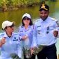 Bupati Paniai, Yanpit Nawipa, secara simbolis melepas bibit ikan ke Kali Weya, Distrik Bibida, pada Rabu (30/7/2025), sebagai bagian dari program pemenuhan kebutuhan protein masyarakat pinggiran sungai.