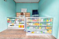 Apoteker Flora Reny Pakage saat membuka layanan di Apotek Alie Farma, Pasar Enarotali, Papua Tengah.
