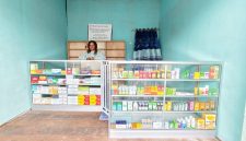 Apoteker Flora Reny Pakage saat membuka layanan di Apotek Alie Farma, Pasar Enarotali, Papua Tengah.