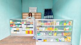 Apoteker Flora Reny Pakage saat membuka layanan di Apotek Alie Farma, Pasar Enarotali, Papua Tengah.