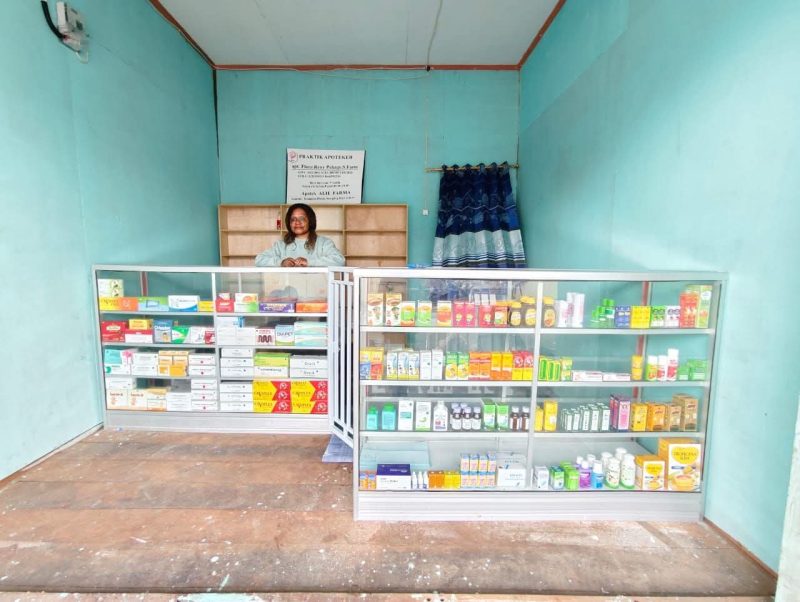 Apoteker Flora Reny Pakage saat membuka layanan di Apotek Alie Farma, Pasar Enarotali, Papua Tengah.