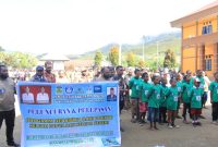 Bupati Dogiyai, Yudas Tebai, melepas 41 pelajar penerima beasiswa pendidikan dalam dan luar negeri, Senin (21/7/2025).