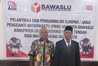 Yustinus Edowai Sekretaris Bawaslu kabupaten Deiyai bersama Nerius Adii, S.Ak fi ruangan Bawaslu Provinsi Papua Tengah usai dilantik pada 26/07/2025. 