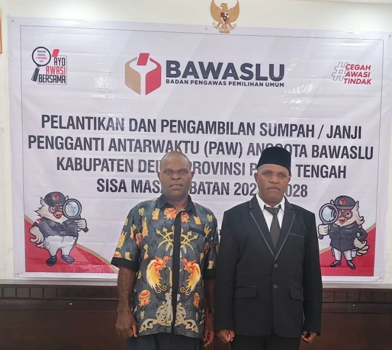 Yustinus Edowai Sekretaris Bawaslu kabupaten Deiyai bersama Nerius Adii, S.Ak fi ruangan Bawaslu Provinsi Papua Tengah usai dilantik pada 26/07/2025. 