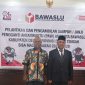 Yustinus Edowai Sekretaris Bawaslu kabupaten Deiyai bersama Nerius Adii, S.Ak fi ruangan Bawaslu Provinsi Papua Tengah usai dilantik pada 26/07/2025. 