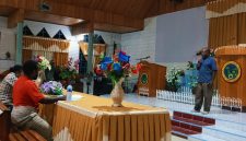 Para pemenang lomba solo rohani Pemuda Kingmi Efata foto bersama usai penyerahan hadiah di Gedung Gereja Efata, Nabire, Papua Tengah.