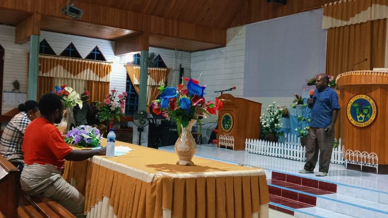 Para pemenang lomba solo rohani Pemuda Kingmi Efata foto bersama usai penyerahan hadiah di Gedung Gereja Efata, Nabire, Papua Tengah.