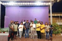 Ketua Umum AWP Elisa Sekenyap bersama penasehat AWP Lucky Ireeuw menyerahkan SK penetapan panitia Festival Media Papua 2025 kepada Abeth Abraham You di Nabire, Minggu (6/7/2025).