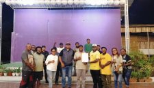 Ketua Umum AWP Elisa Sekenyap bersama penasehat AWP Lucky Ireeuw menyerahkan SK penetapan panitia Festival Media Papua 2025 kepada Abeth Abraham You di Nabire, Minggu (6/7/2025).