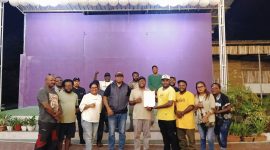 Ketua Umum AWP Elisa Sekenyap bersama penasehat AWP Lucky Ireeuw menyerahkan SK penetapan panitia Festival Media Papua 2025 kepada Abeth Abraham You di Nabire, Minggu (6/7/2025).