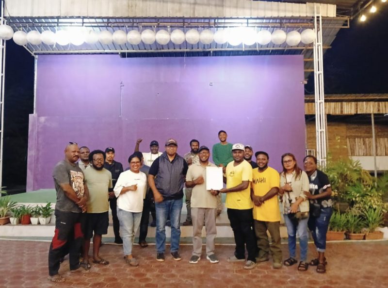 Ketua Umum AWP Elisa Sekenyap bersama penasehat AWP Lucky Ireeuw menyerahkan SK penetapan panitia Festival Media Papua 2025 kepada Abeth Abraham You di Nabire, Minggu (6/7/2025).
