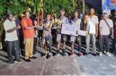 Saat Bupati Nabire Mesak Magai, S. Sos., M. Si menyerahkan Piala bergilir kepada Raimon Bobii Kapten Regu Wissel Meren VC pada Senin, 7/07/2025. 