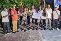Saat Bupati Nabire Mesak Magai, S. Sos., M. Si menyerahkan Piala bergilir kepada Raimon Bobii Kapten Regu Wissel Meren VC pada Senin, 7/07/2025. 