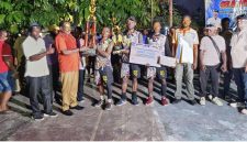 Saat Bupati Nabire Mesak Magai, S. Sos., M. Si menyerahkan Piala bergilir kepada Raimon Bobii Kapten Regu Wissel Meren VC pada Senin, 7/07/2025. 