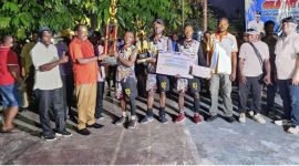 Saat Bupati Nabire Mesak Magai, S. Sos., M. Si menyerahkan Piala bergilir kepada Raimon Bobii Kapten Regu Wissel Meren VC pada Senin, 7/07/2025. 