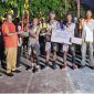 Saat Bupati Nabire Mesak Magai, S. Sos., M. Si menyerahkan Piala bergilir kepada Raimon Bobii Kapten Regu Wissel Meren VC pada Senin, 7/07/2025. 
