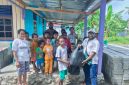 Pengurus PERINDO Papua Tengah menyerahkan bantuan kepada anak-anak di Panti Asuhan Siloam, Rabu (9/7/2025).