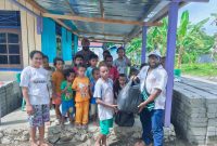 Pengurus PERINDO Papua Tengah menyerahkan bantuan kepada anak-anak di Panti Asuhan Siloam, Rabu (9/7/2025).