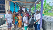 Pengurus PERINDO Papua Tengah menyerahkan bantuan kepada anak-anak di Panti Asuhan Siloam, Rabu (9/7/2025).
