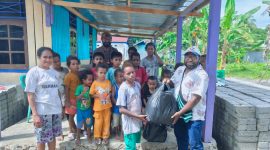 Pengurus PERINDO Papua Tengah menyerahkan bantuan kepada anak-anak di Panti Asuhan Siloam, Rabu (9/7/2025).