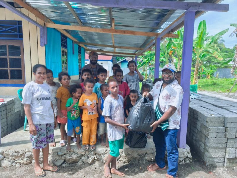 Pengurus PERINDO Papua Tengah menyerahkan bantuan kepada anak-anak di Panti Asuhan Siloam, Rabu (9/7/2025).