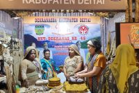 Ketua Dekranasda Deiyai, Ny. Fransina Rumbiak Mote, S.Km., memimpin rombongan saat mengikuti HUT ke-45 Dekranas di Balikpapan, 10 Juli 2025. (Foto: Dok. Dekranasda Deiyai)