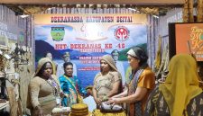 Ketua Dekranasda Deiyai, Ny. Fransina Rumbiak Mote, S.Km., memimpin rombongan saat mengikuti HUT ke-45 Dekranas di Balikpapan, 10 Juli 2025. (Foto: Dok. Dekranasda Deiyai)