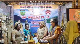 Ketua Dekranasda Deiyai, Ny. Fransina Rumbiak Mote, S.Km., memimpin rombongan saat mengikuti HUT ke-45 Dekranas di Balikpapan, 10 Juli 2025. (Foto: Dok. Dekranasda Deiyai)