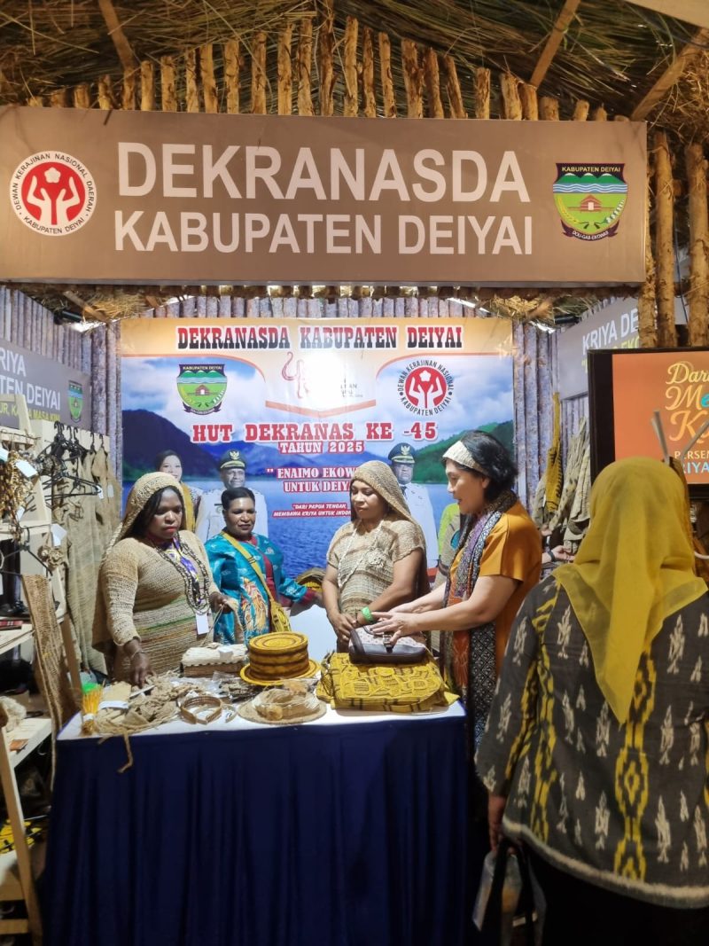 Ketua Dekranasda Deiyai, Ny. Fransina Rumbiak Mote, S.Km., memimpin rombongan saat mengikuti HUT ke-45 Dekranas di Balikpapan, 10 Juli 2025. (Foto: Dok. Dekranasda Deiyai)