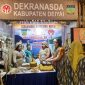 Ketua Dekranasda Deiyai, Ny. Fransina Rumbiak Mote, S.Km., memimpin rombongan saat mengikuti HUT ke-45 Dekranas di Balikpapan, 10 Juli 2025. (Foto: Dok. Dekranasda Deiyai)