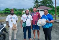 PERINDO Papua Tengah menyerahkan bantuan bola voli dan futsal kepada pemuda Nabire Timur, Jumat (11/7/2025). (Foto: Dok. PERINDO)