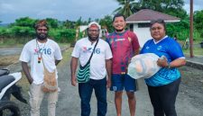 PERINDO Papua Tengah menyerahkan bantuan bola voli dan futsal kepada pemuda Nabire Timur, Jumat (11/7/2025). (Foto: Dok. PERINDO)