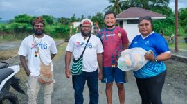 PERINDO Papua Tengah menyerahkan bantuan bola voli dan futsal kepada pemuda Nabire Timur, Jumat (11/7/2025). (Foto: Dok. PERINDO)
