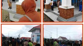 Sejumlah guru honorer Deiyai berkumpul usai pembagian honor, kecewa karena tak menerima hak mereka.
