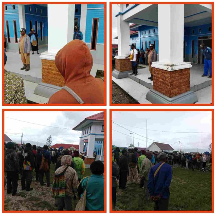Sejumlah guru honorer Deiyai berkumpul usai pembagian honor, kecewa karena tak menerima hak mereka.