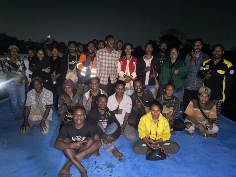 Peserta diskusi mingguan IPMANAPANDODE JOG-LO berfoto bersama usai kegiatan di Kontrakan Paniai Solo, 11 Juli 2025.