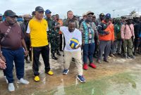 Bupati Deiyai Melkianus Mote membuka rangkaian lomba HUT RI ke-80 dengan servis bola voli di halaman Kantor Bupati Deiyai, Jumat (11/7/2025).