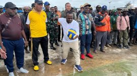 Bupati Deiyai Melkianus Mote membuka rangkaian lomba HUT RI ke-80 dengan servis bola voli di halaman Kantor Bupati Deiyai, Jumat (11/7/2025).