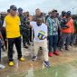Bupati Deiyai Melkianus Mote membuka rangkaian lomba HUT RI ke-80 dengan servis bola voli di halaman Kantor Bupati Deiyai, Jumat (11/7/2025).