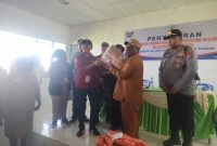 Kantor Pos Nabire serahkan Bantuan Sosial kepada Bupati Deiyai pada 15 Juli 2025 di Aula Distrik Tigi Kabupaten Deiyai. 