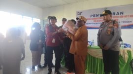 Kantor Pos Nabire serahkan Bantuan Sosial kepada Bupati Deiyai pada 15 Juli 2025 di Aula Distrik Tigi Kabupaten Deiyai. 