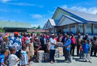 DPW PERINDO Papua Tengah menyerahkan bantuan air minum kepada pengurus Gereja KINGMI Jemaat Betel Auri, Selasa (15/7/2025) siang.