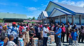 DPW PERINDO Papua Tengah menyerahkan bantuan air minum kepada pengurus Gereja KINGMI Jemaat Betel Auri, Selasa (15/7/2025) siang.