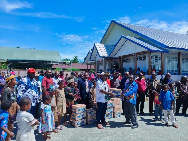 DPW PERINDO Papua Tengah menyerahkan bantuan air minum kepada pengurus Gereja KINGMI Jemaat Betel Auri, Selasa (15/7/2025) siang.