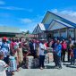 DPW PERINDO Papua Tengah menyerahkan bantuan air minum kepada pengurus Gereja KINGMI Jemaat Betel Auri, Selasa (15/7/2025) siang.