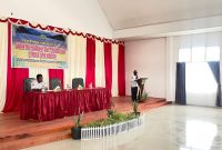 Asisten III Yulianus Madai membacakan sambutan Bupati Deiyai pada kegiatan sosialisasi disiplin ASN di Aula BKPSDM Deiyai, Rabu (16/7/2025).